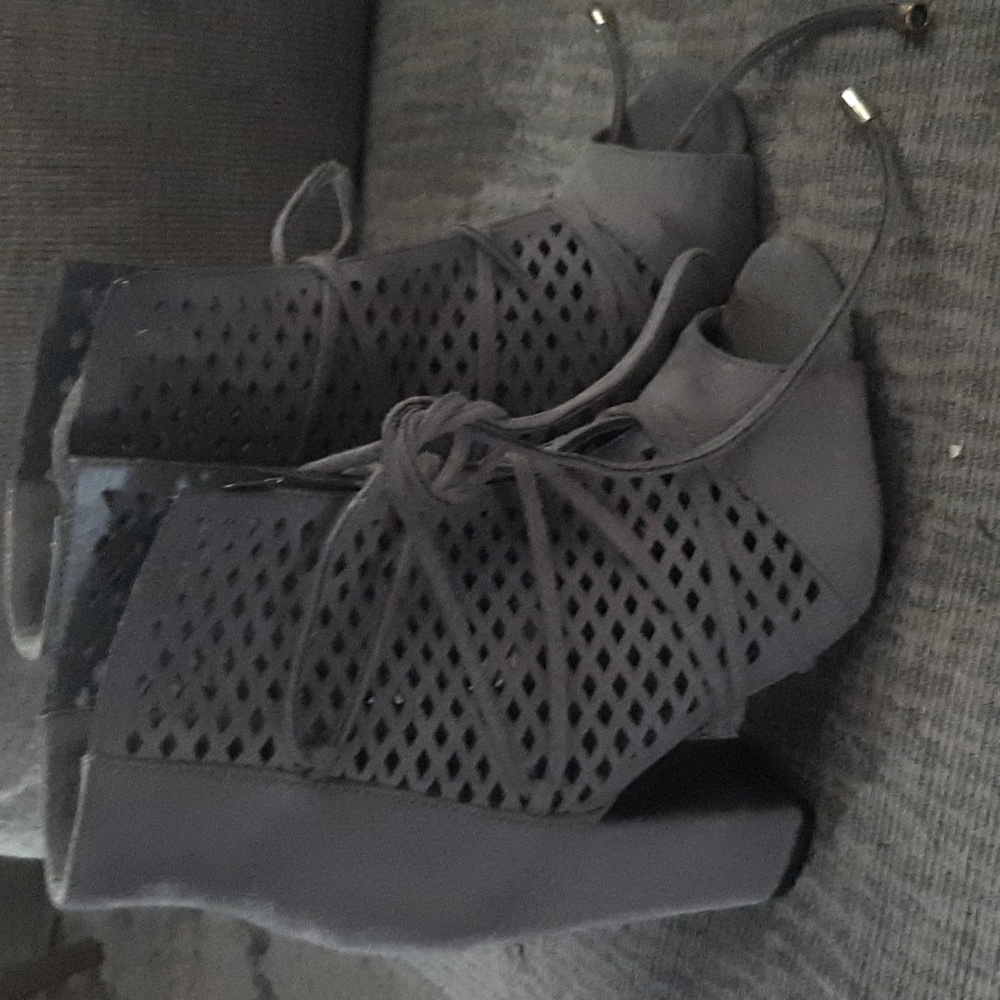 Very volatile shoe